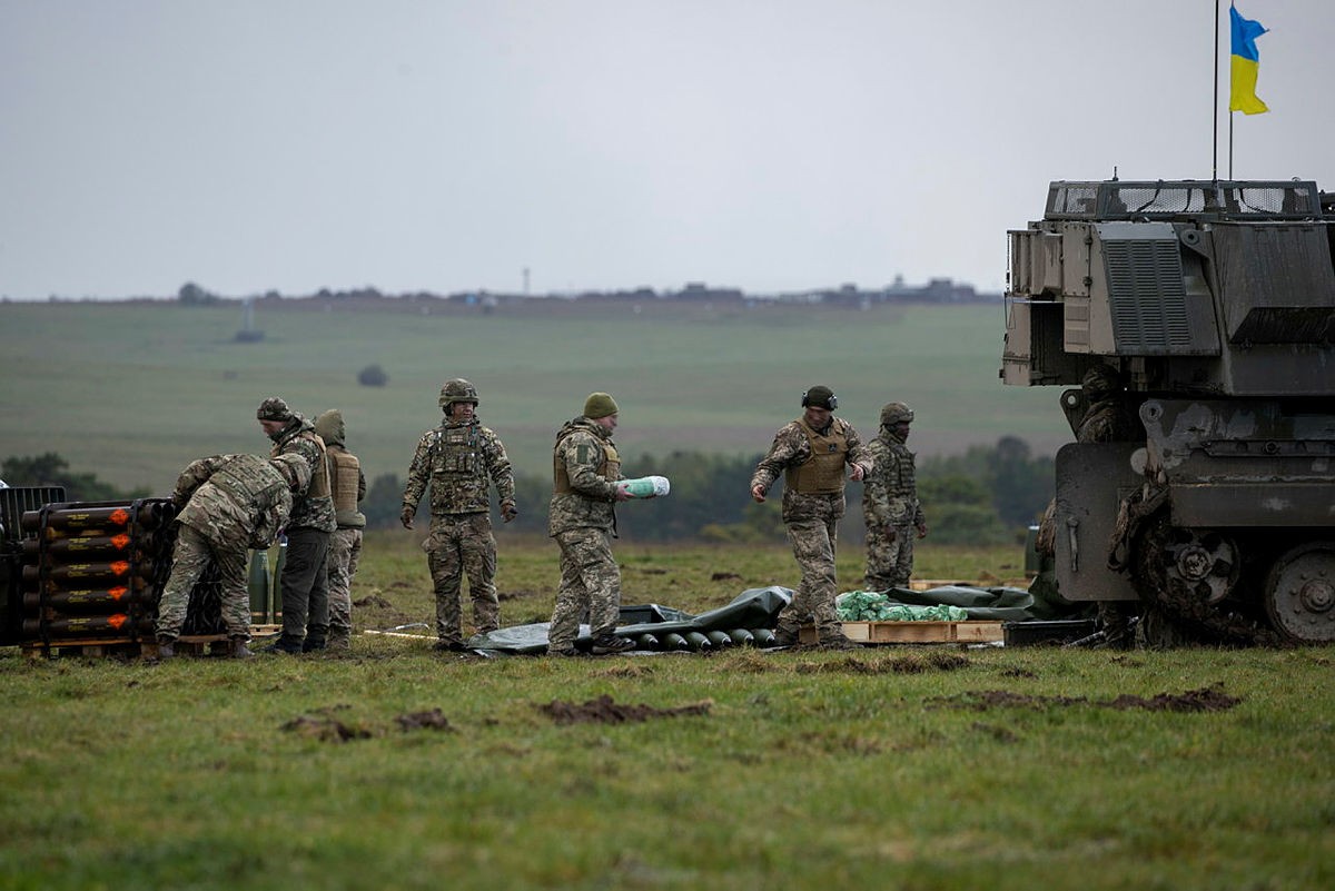 Минобороны Великобритании показало, как украинские военные осваивают САУ AS90 — фото