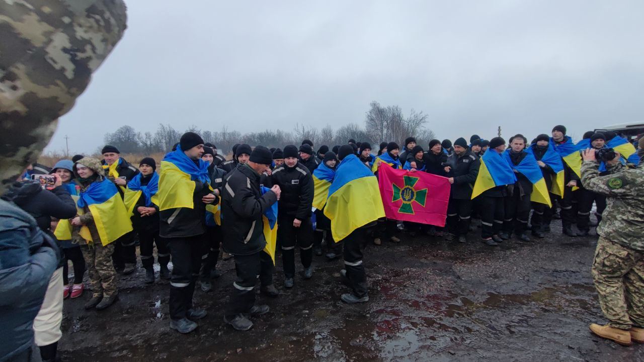 Новая большая биржа. 130 военных вернулись в Украину из российского плена — фото