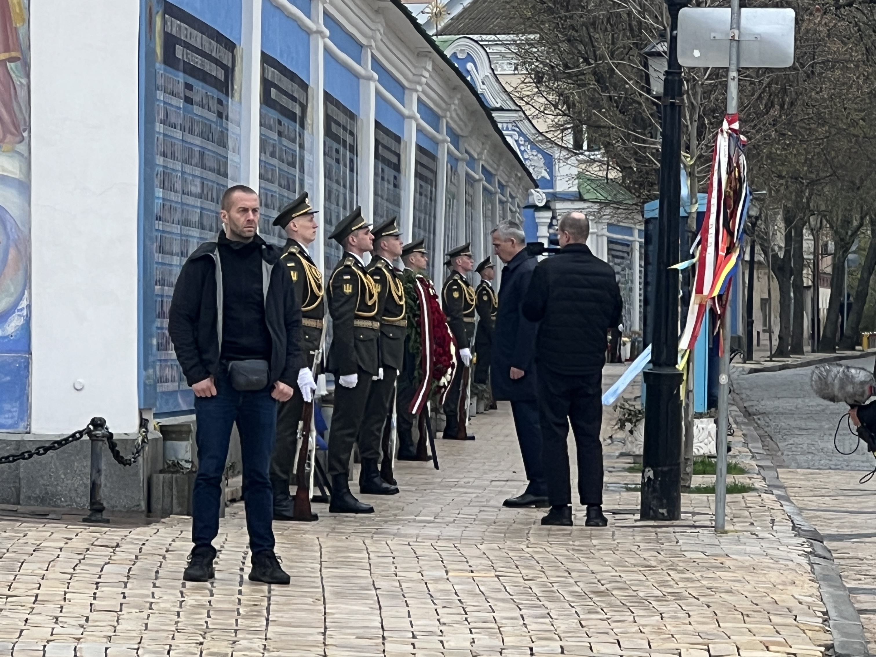 Столтенберг неожиданно появился в Киеве накануне ключевого Ramstein — фото