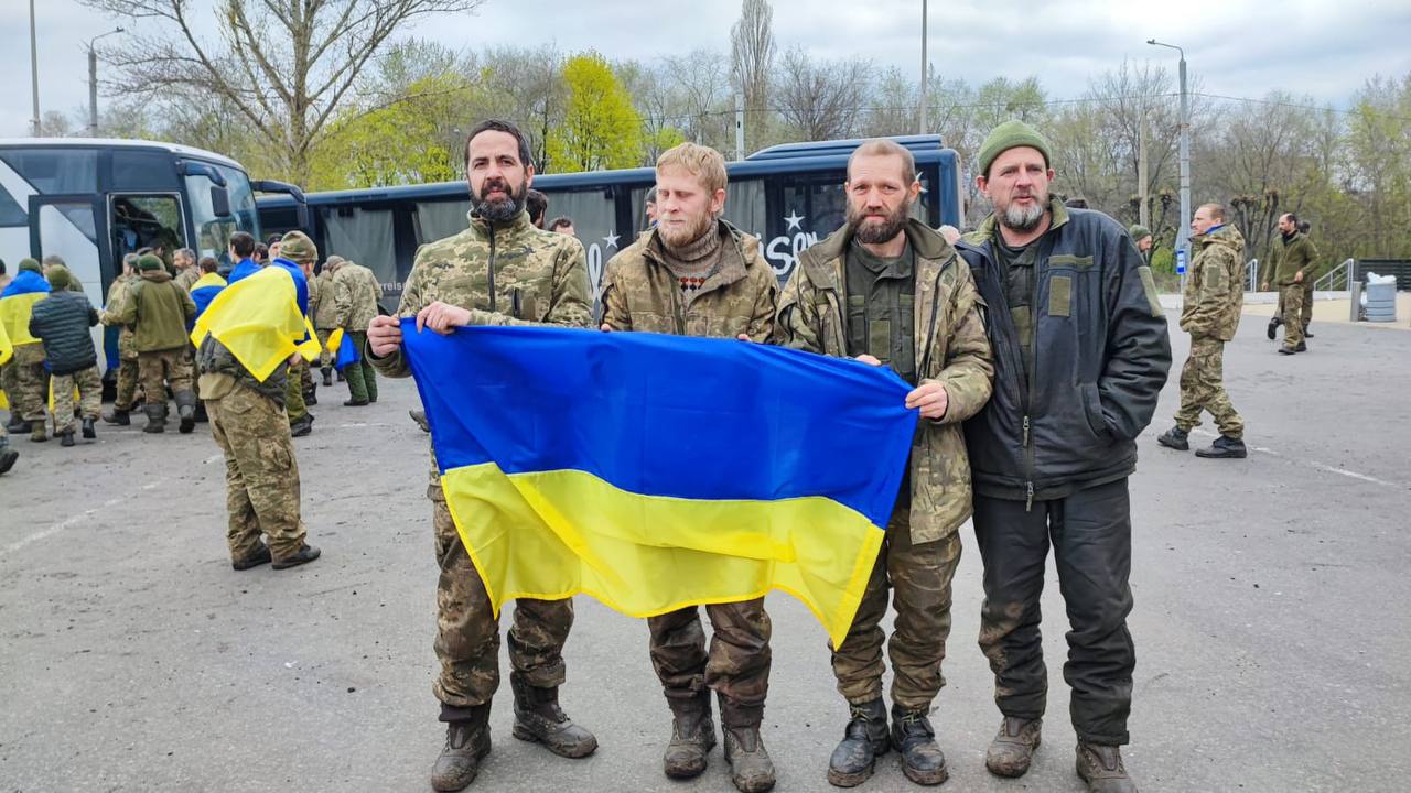 Большой пасхальный обмен пленными. 130 украинцев разошлись по домам - фото