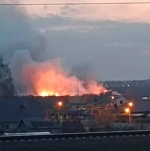 В Воронеже раздался взрыв, возникло два пожара. Рядом с авиазаводом