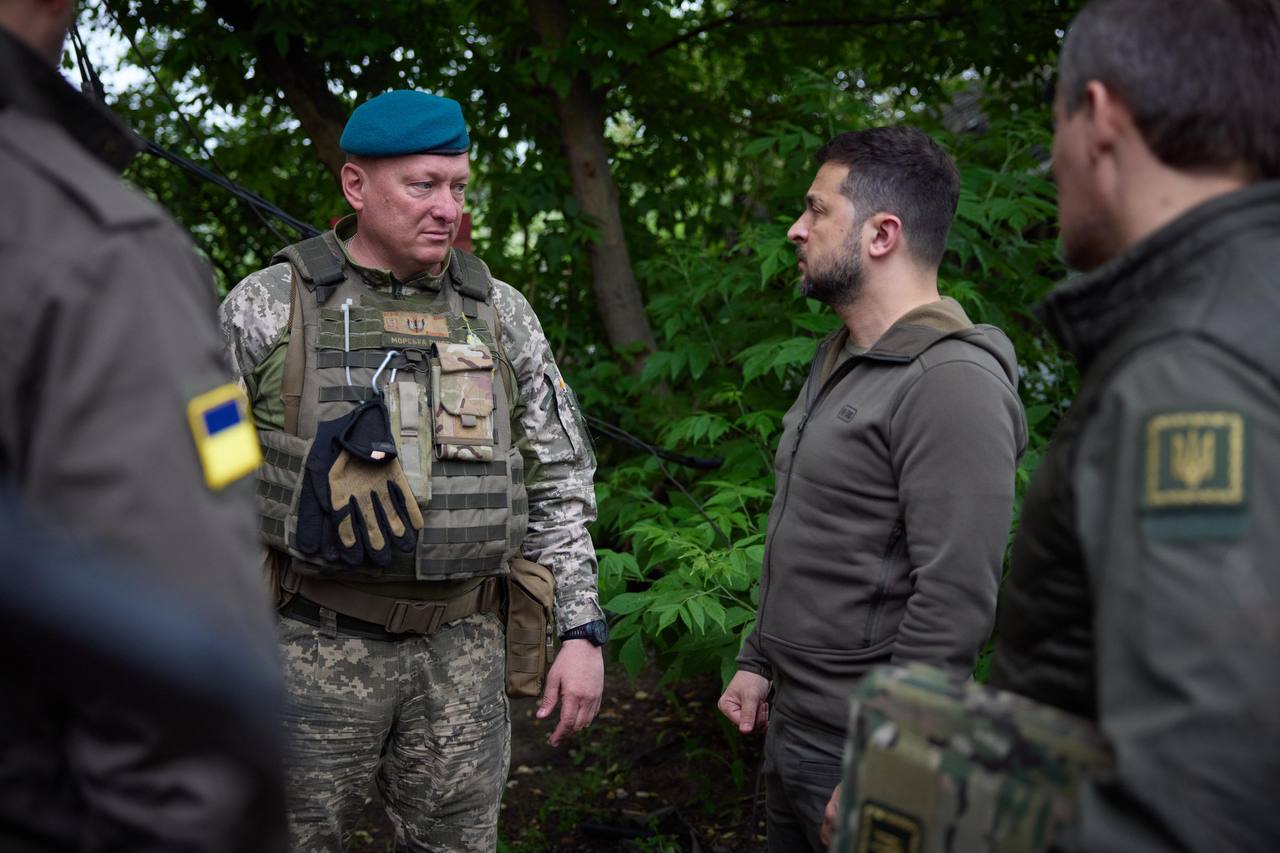 Зеленский приехал на фронт поздравить морпехов — фото