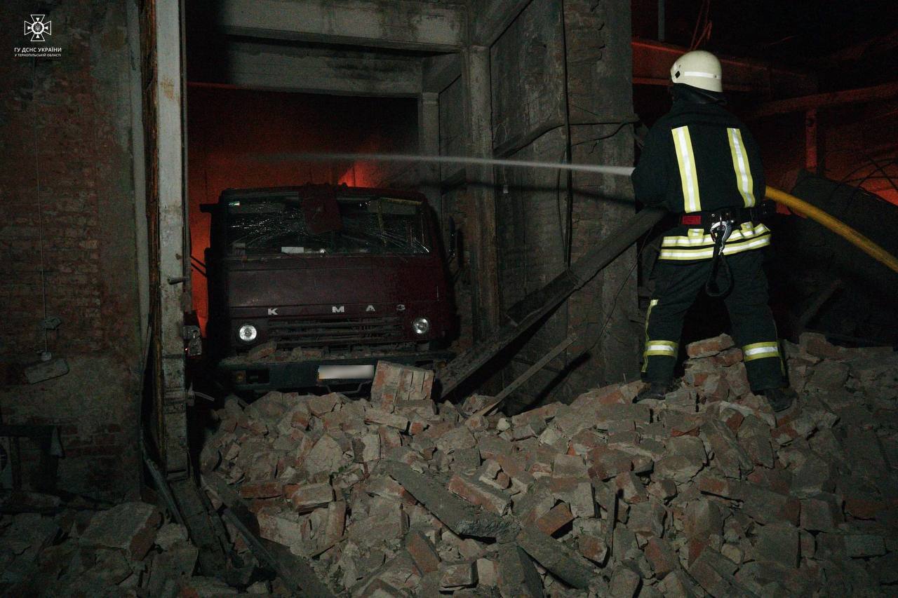 Спасатели показали последствия ночного обстрела склада в Тернополе — фото