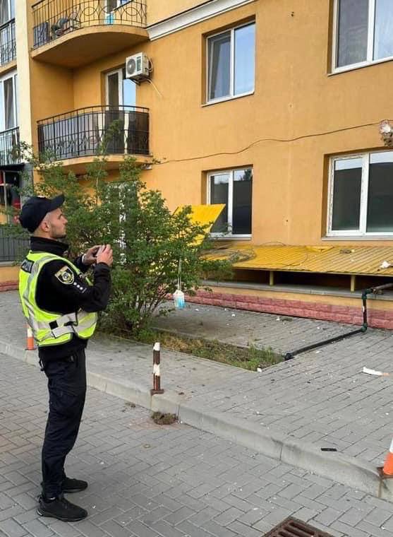 В Киевской области четверо пострадали после ночного обстрела РФ, полиция показала фото разрушений