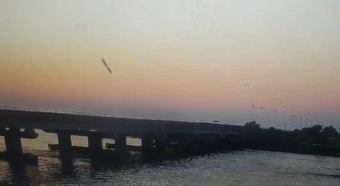 Появились новые кадры удара предположительно по Чонгарскому мосту – видео