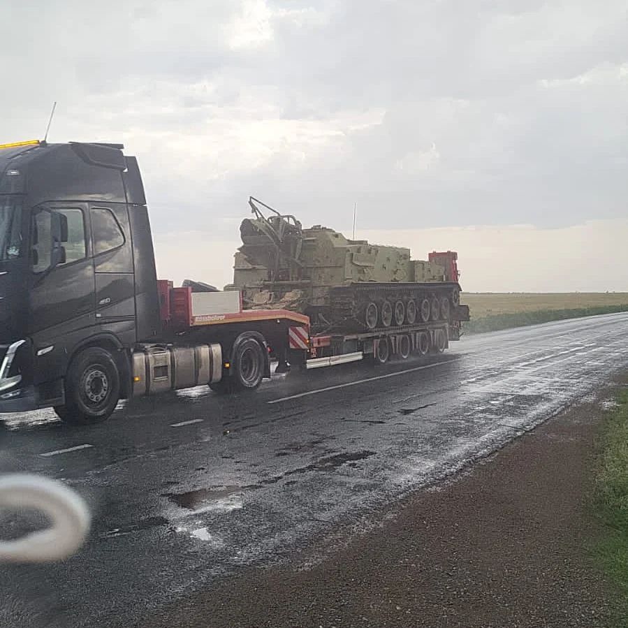 На трассе в Казахстане заметили тралы с военной техникой. Ее везли в Россию – фото