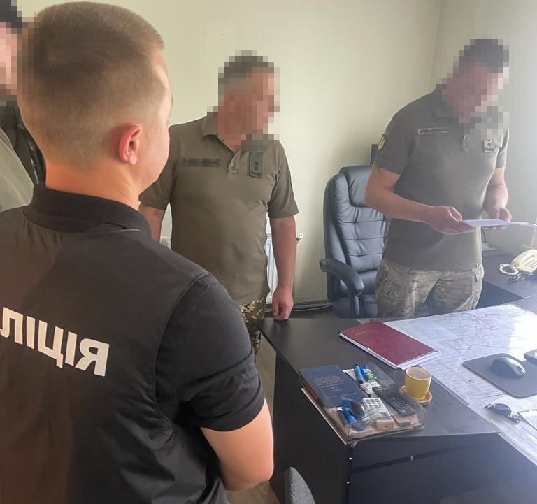 В трех областях задержаны чиновники военкоматов в ходе расследования коррупции – фото