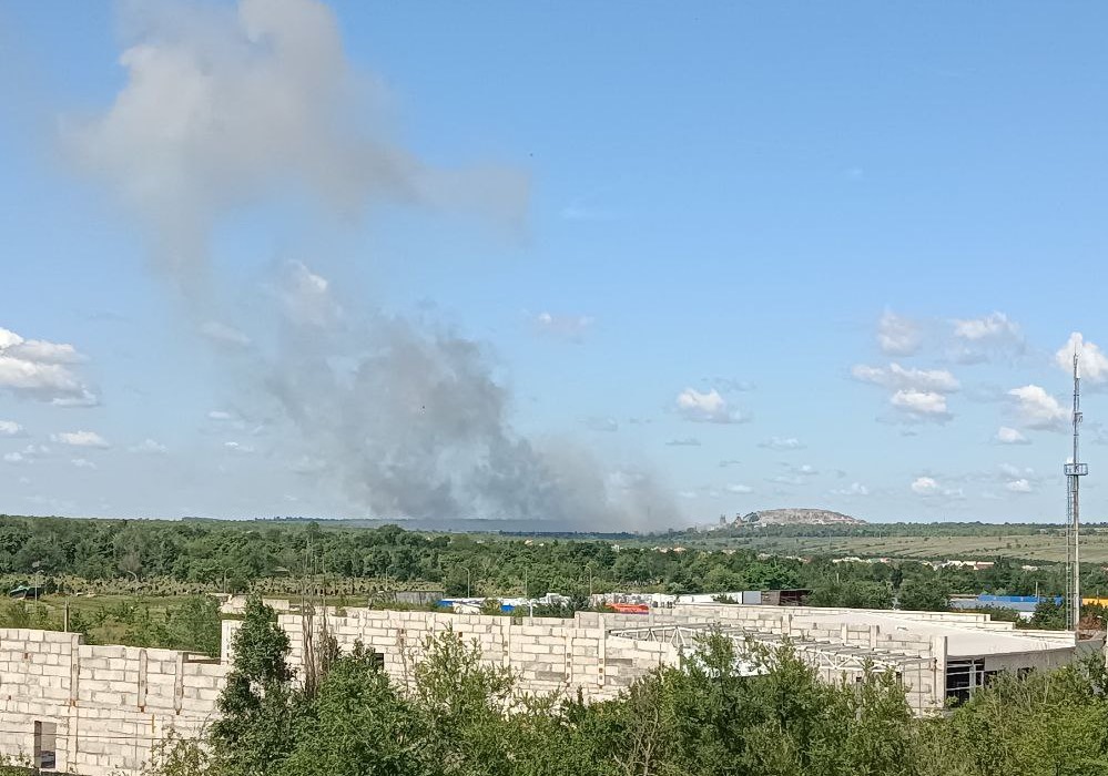 В оккупированном Луганске слышны взрывы, поднимается дым - фото, видео