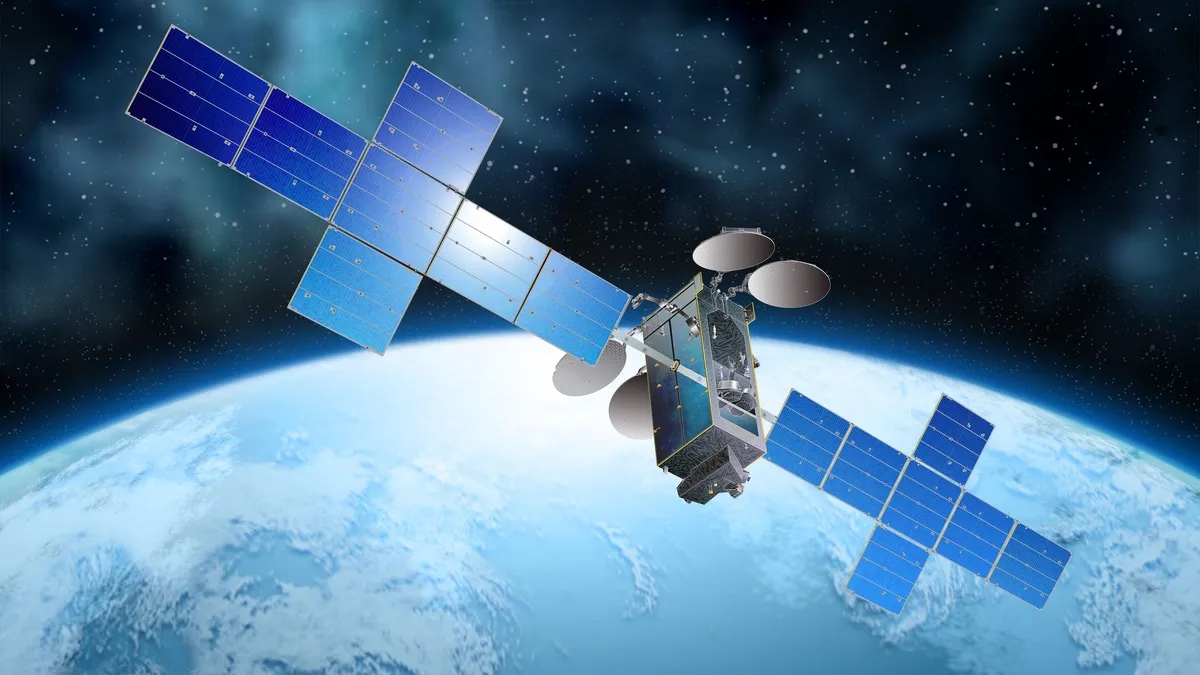 Размером с автобус. Тяжелая ракета SpaceX Falcon запустила самый большой спутник – видео