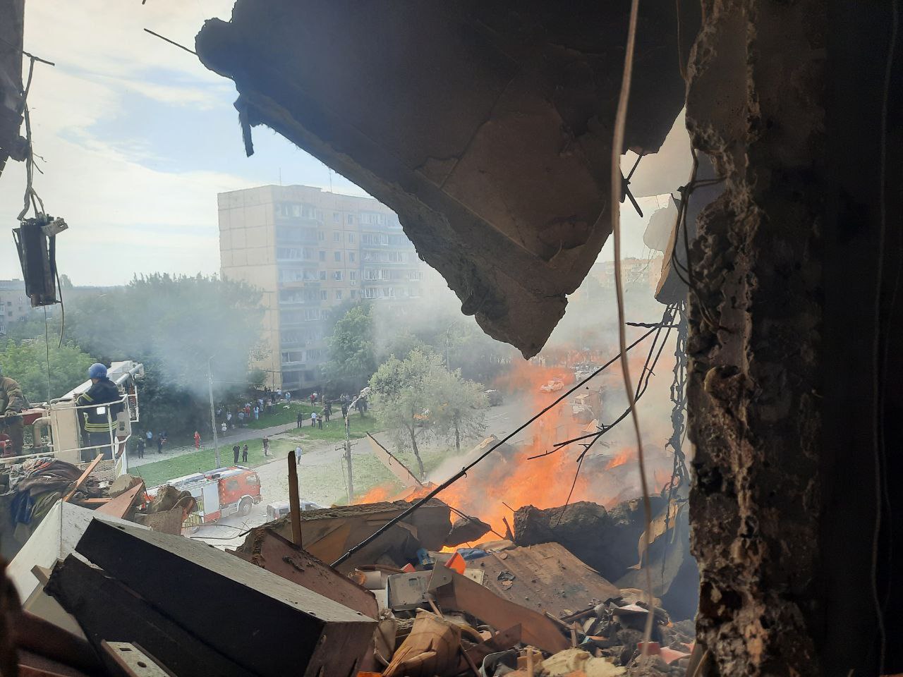 МВД показало фото последствий удара по Кривому Рогу. Двое погибших, 31 раненый, разрушения