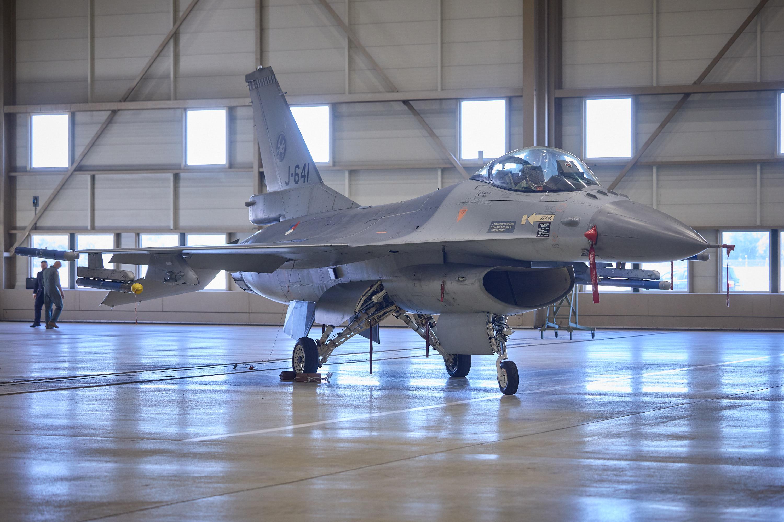 Зеленский сел за штурвал истребителя F-16 – видео
