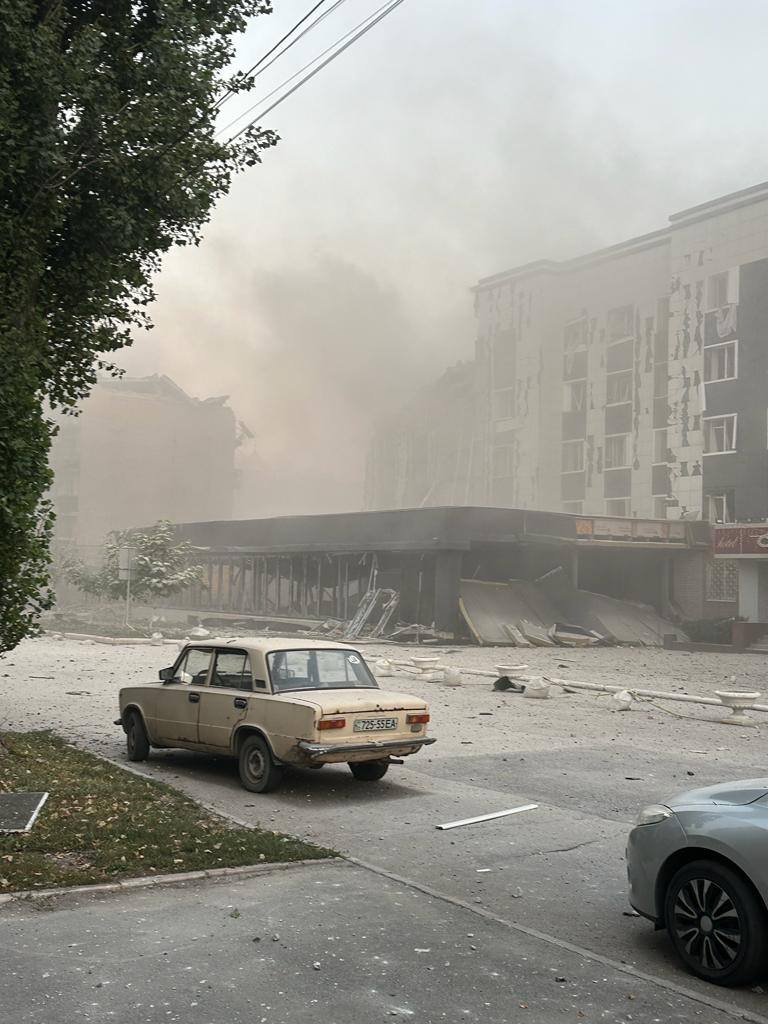 Россия нанесла два ракетных удара по Покровску, попала в жилой дом, есть жертвы  – видео