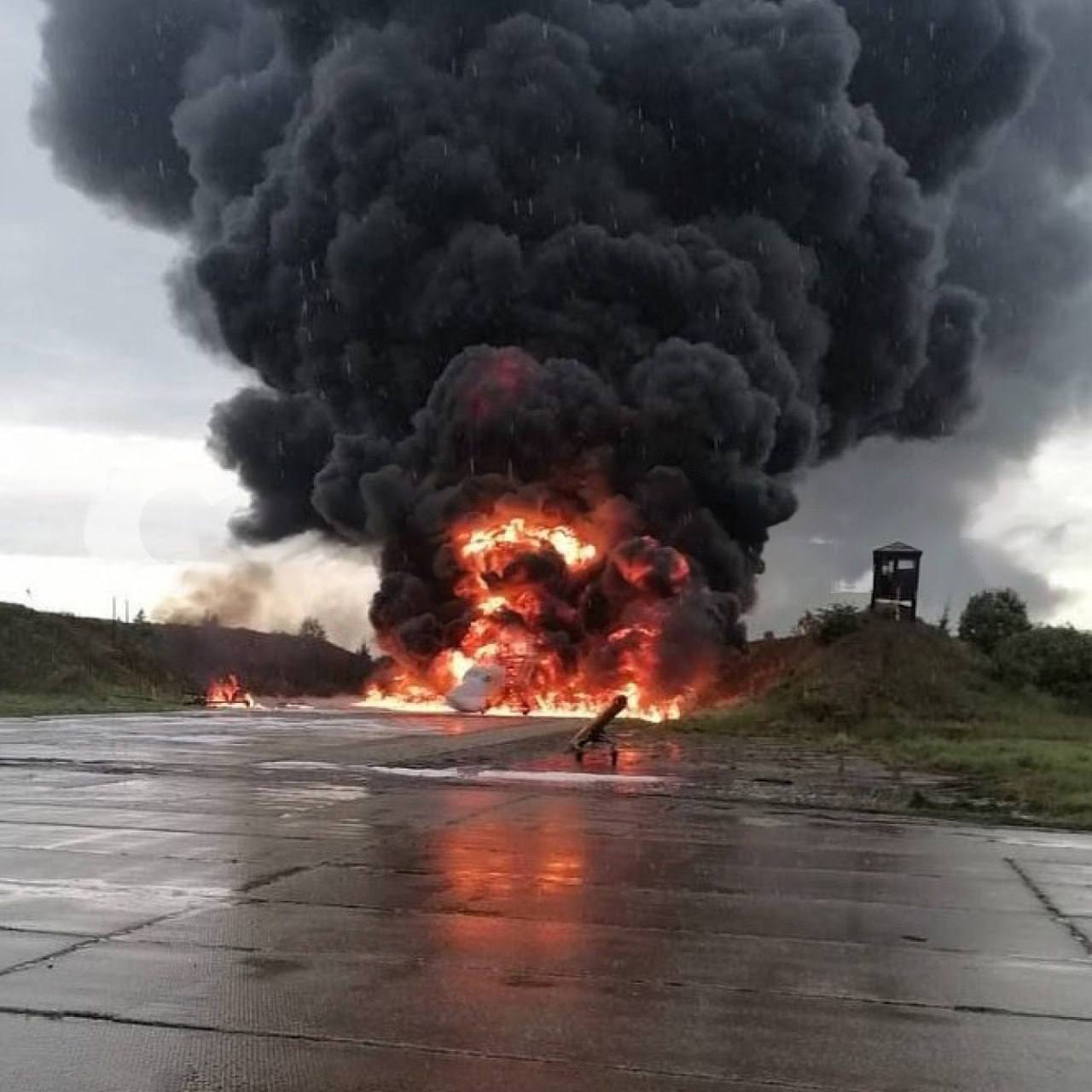 Ту-22М3 охвачен огнем: появились фото последствий атаки дронов на аэродром Сольцы в РФ