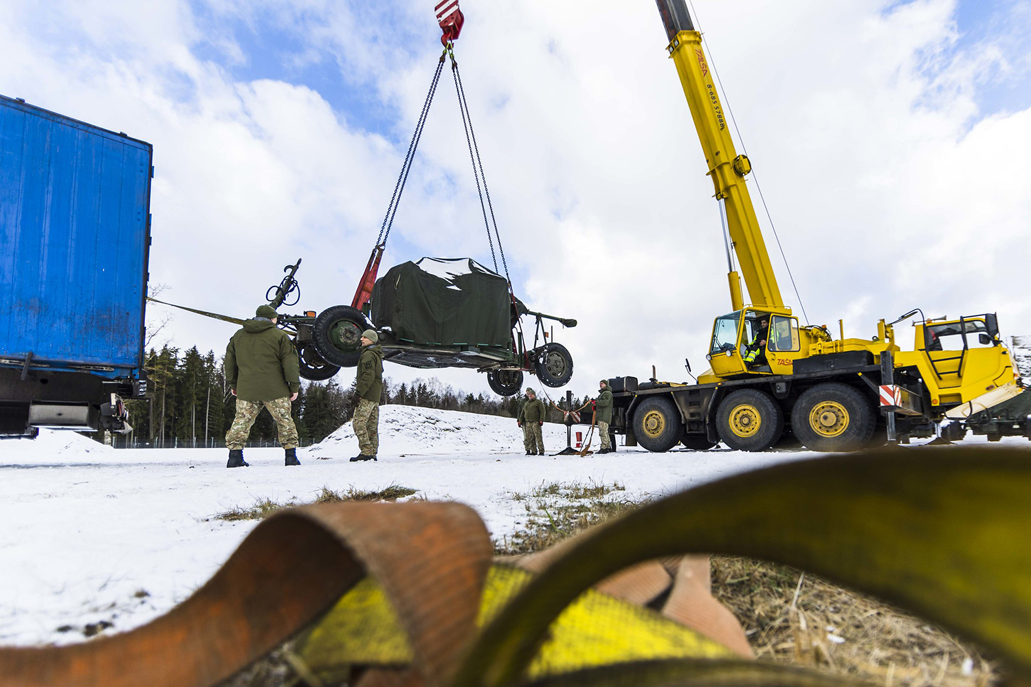 Литва отправит в Украину системы ПВО NASAMS и показала фото переданных Ми-8 и зениток L70