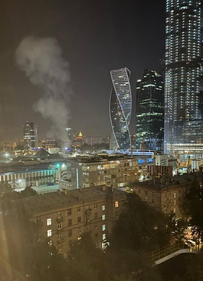 Ночью в Москве закрывали Внуково, в Экспоцентре взорвался беспилотник – видео, фото
