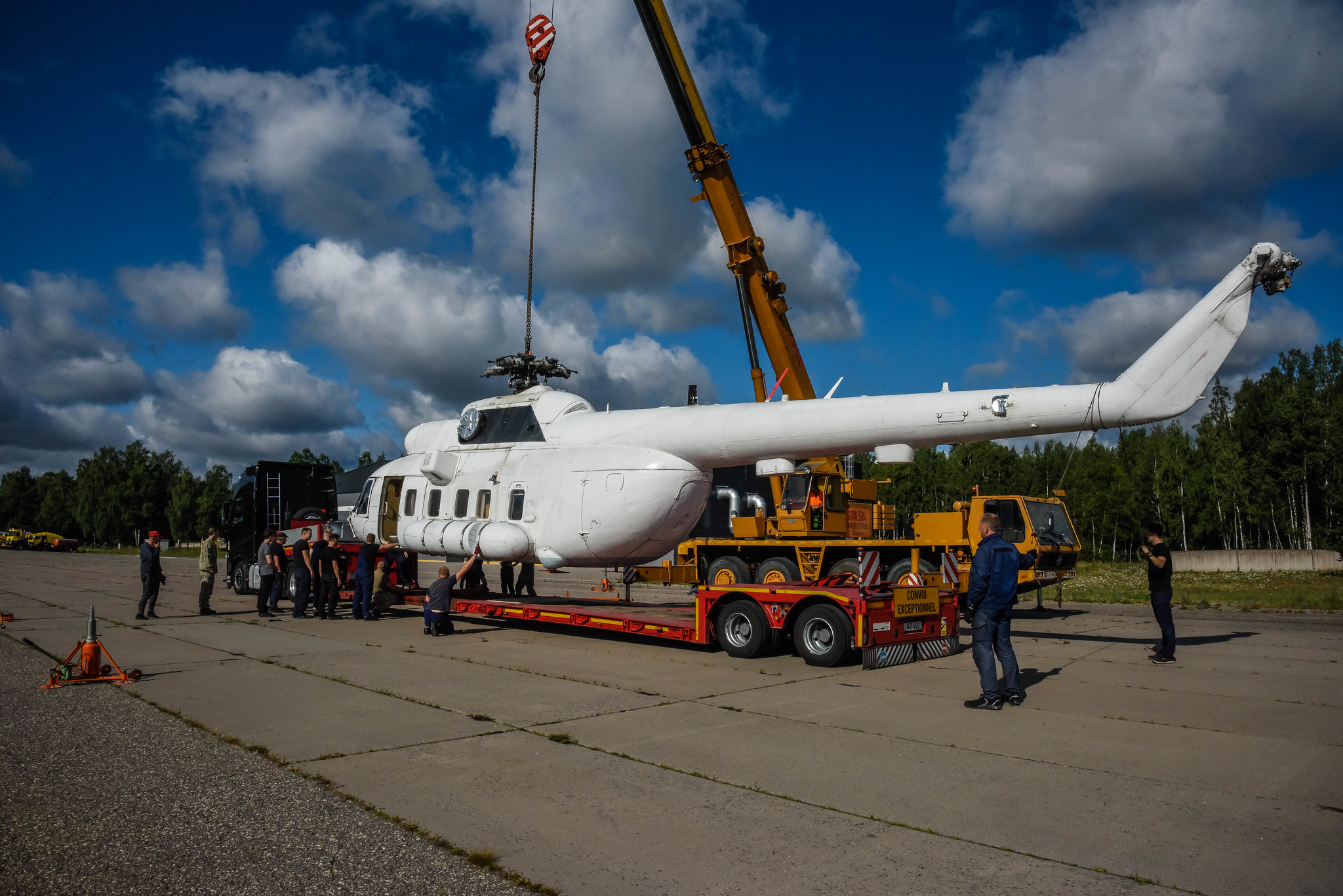 Литва отправит в Украину системы ПВО NASAMS и показала фото переданных Ми-8 и зениток L70