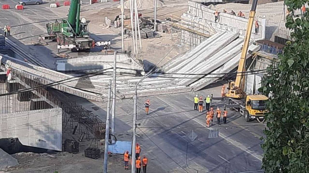 В Киеве обрушился Дегтяревский мост - фото, видео
