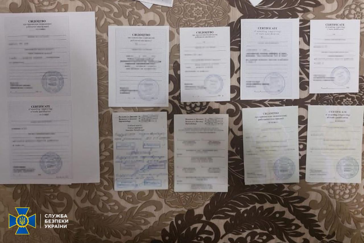 СБУ: Задержаны чиновники, продававшие уклонистам 
