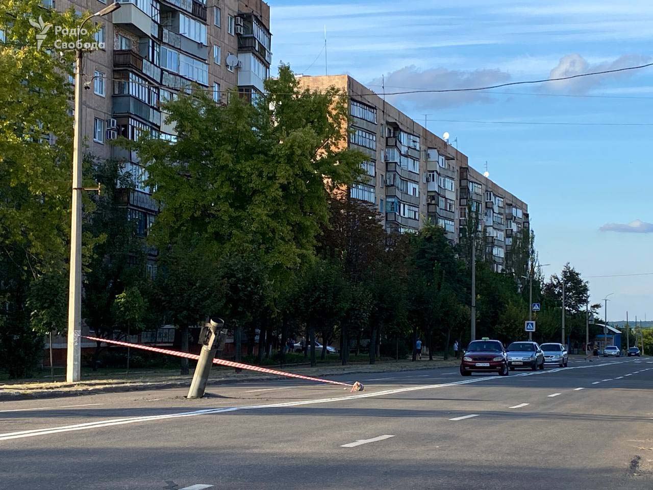Россия ударила по Краматорску. Ракета торчит из проезжей части – фото