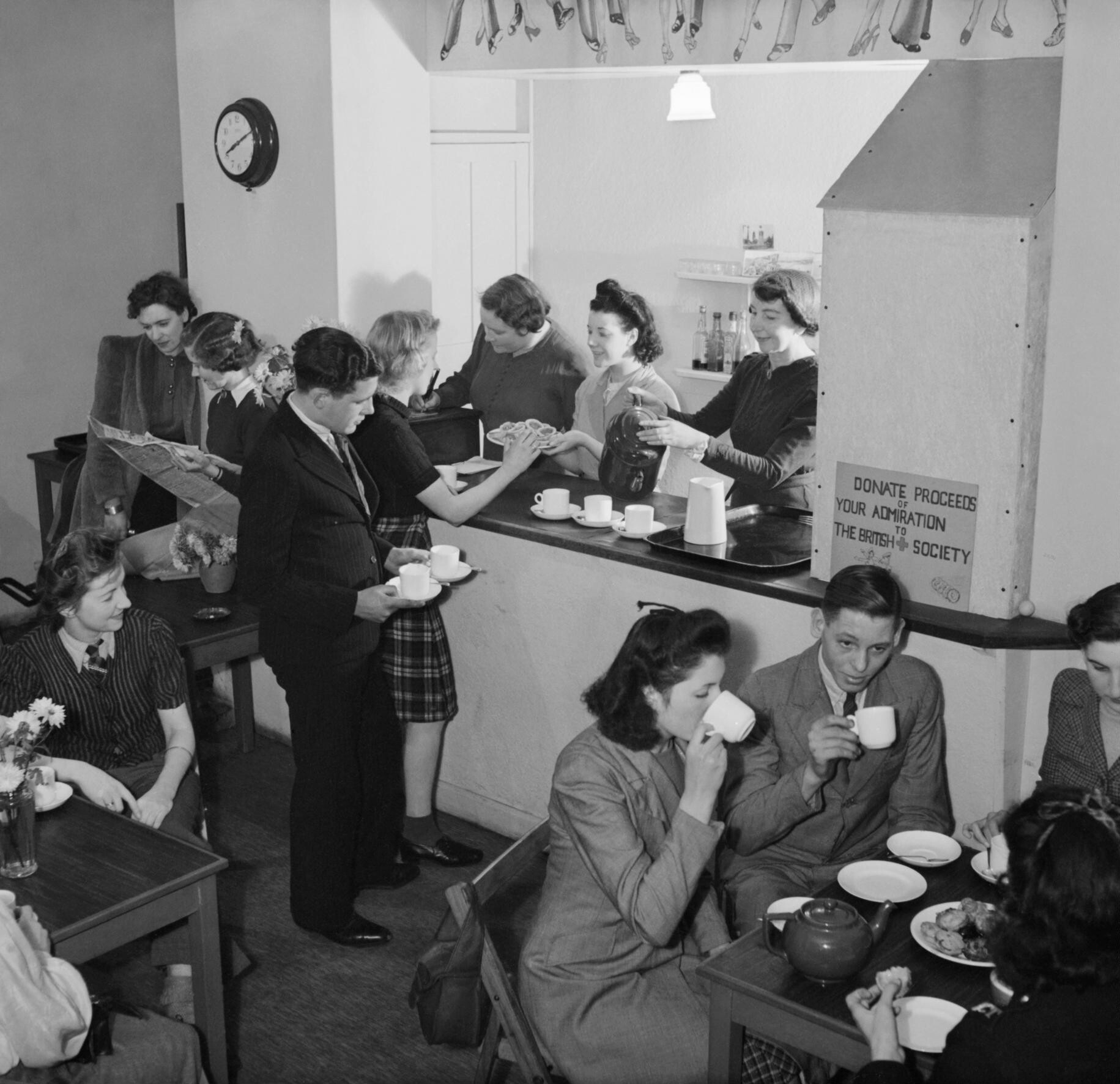 Столовая и зона отдыха в клубе женщин-работниц в Вулверхэмптоне, 1943 год.