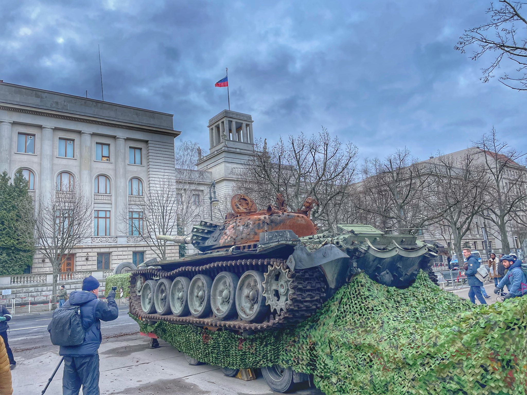 Подбитый российский танк Т-72 в 04:00 доставили к посольству России в Берлине - фото, видео